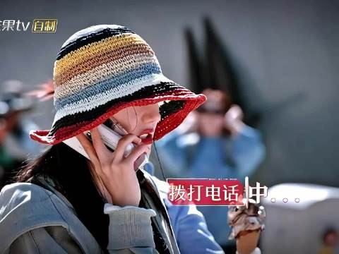 热巴完美诠释了人在打电话的时候给什么拿什么,下意识忘记好真实
