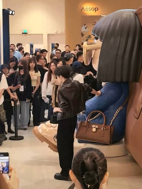 檀健次今日MK活动，穿皮夹克气场全开人气爆棚