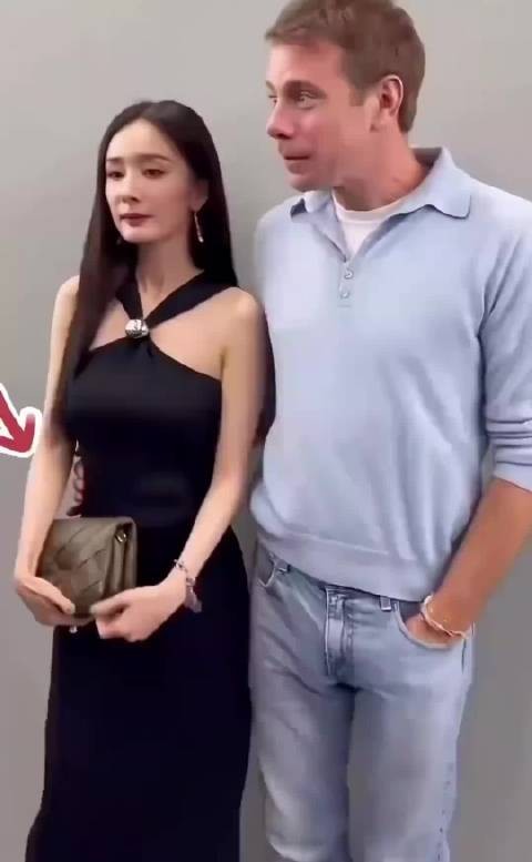内娱女星面对金主肢体接触，刘亦菲略显熟练，赵露思则大气甩脸