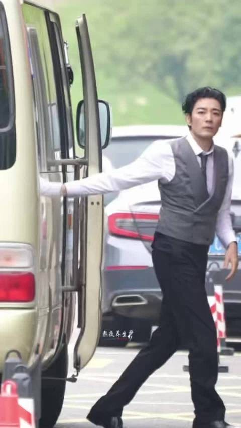 李光洁衬衫领带黑框眼镜,车内办公复刻Luke造型