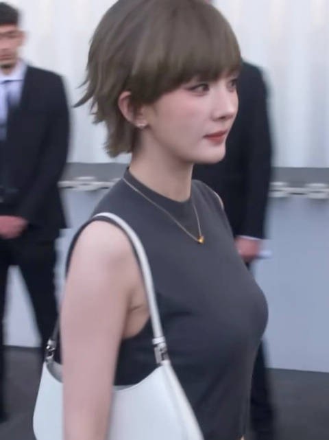 Prada大秀竖版官摄直播镜头杨幂入场!太帅了太美了