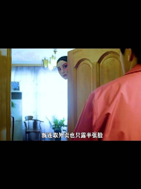 女人一到半夜就唱戏,楼下邻居忍无可忍找上门,发现她根本不是人