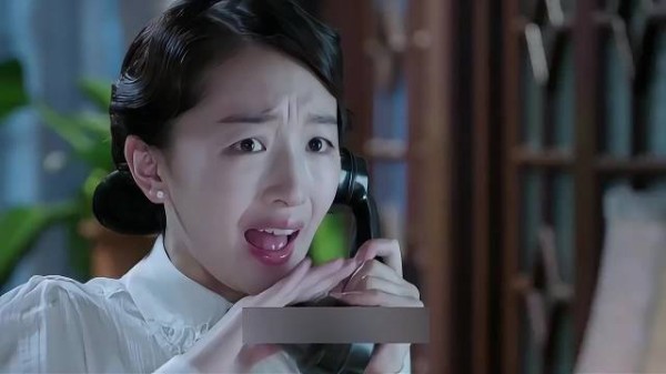 “女人每次接到电话时,都会故意用手指去摩擦话筒”