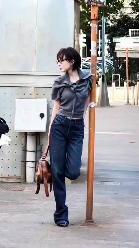 吴昕米兰街头湿短发造型,英气酷飒状态出彩