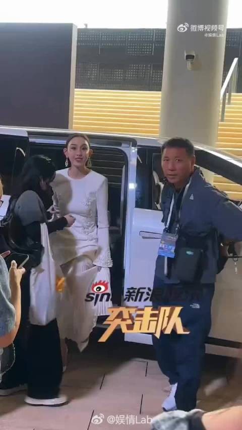 范玮琪现身微博音乐盛典,白色长裙造型状态舒展
