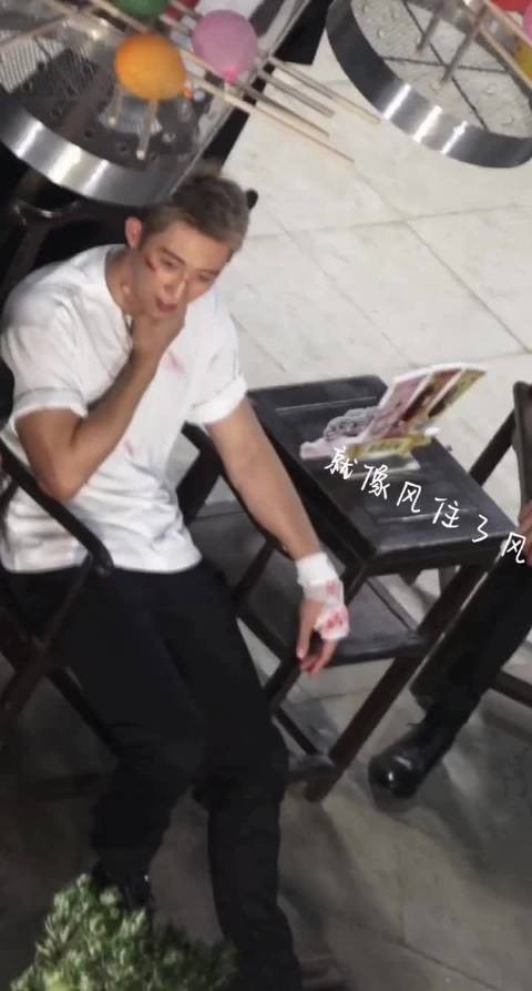 28岁黄景瑜亮相《斗贼》物料,黑T恤状态超能打