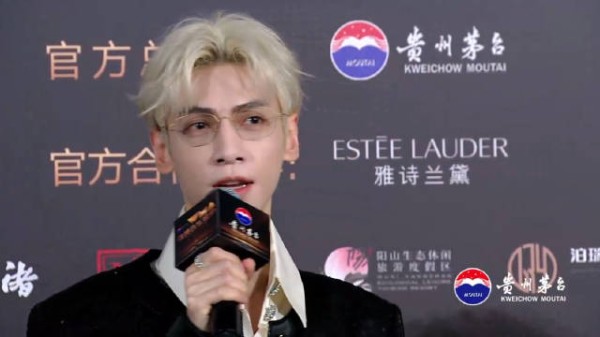 罗云熙金发闪钻西装亮相,采访称安可曲选《新一天》