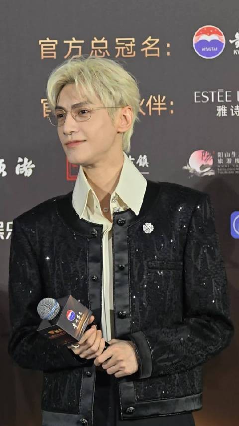 罗云熙银发金丝眼镜贵公子感,分享无限演唱会概念
