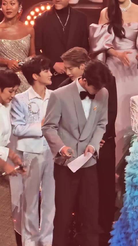 王嘉尔担心周深站位，张凌赫身高梗再上演