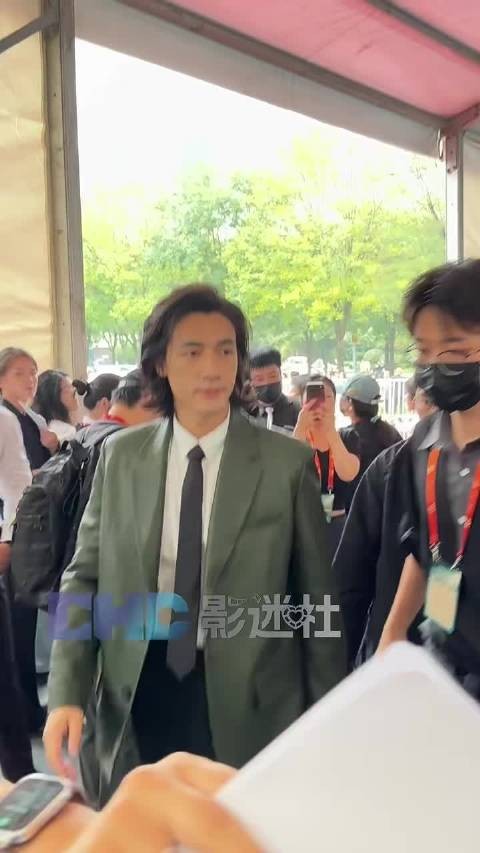 此沙一身皮衣西装登场,强大压迫感直接拿捏全场