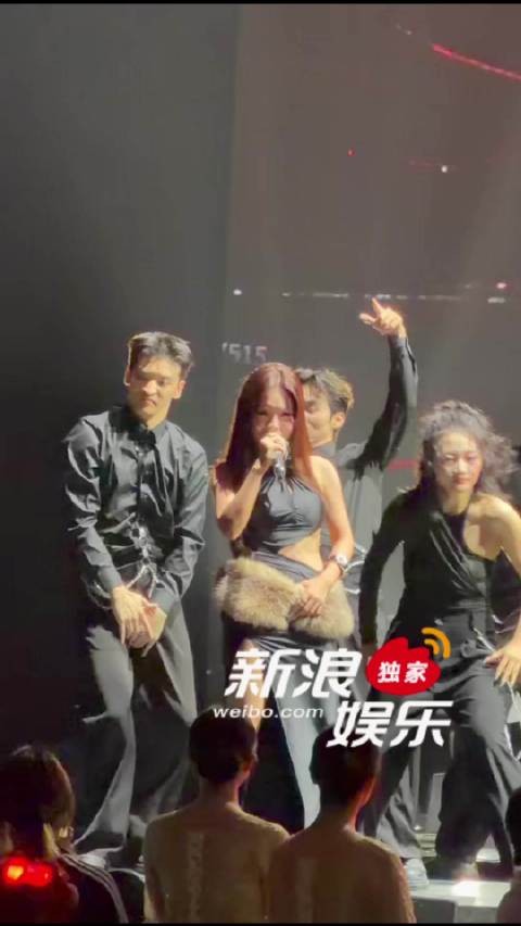 万妮达今日音乐盛典solo舞台,火力全开声压炸场