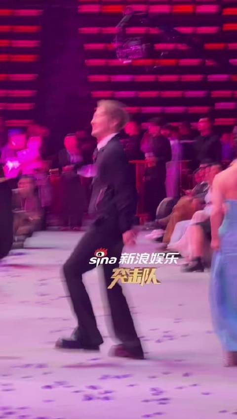 王嘉尔微博音乐盛典带领全场热舞