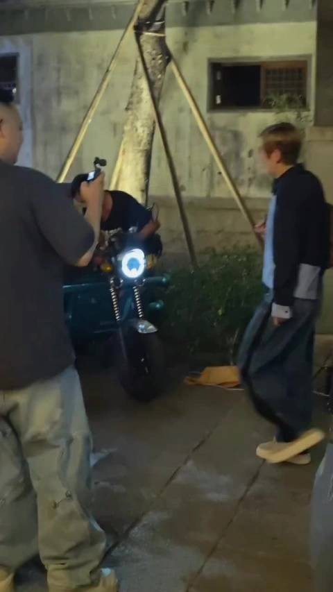 吴君如王星越探班邓为，花少团私下关系好