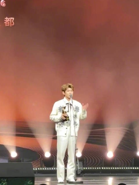 王源说跟音乐一起成长很幸福
