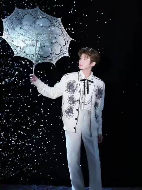 王源雪景设计伞被吹翻即兴成亮点
