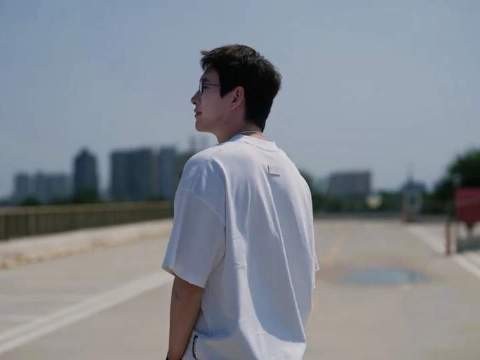平行时空里的他,大概正沐浴在安稳的日常里吧