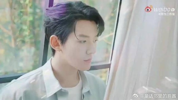 邓为紫发侧颜杀！这氛围感绝了，谁顶得住啊？