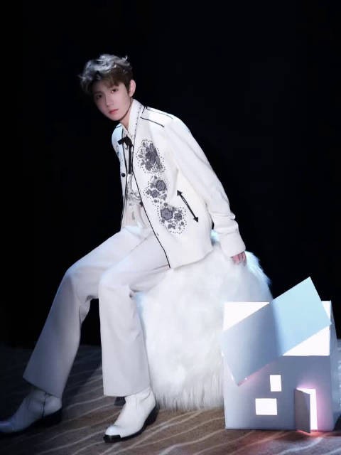 王源穿白色刺绣西装表演《雪崩》，伞被风吹翻