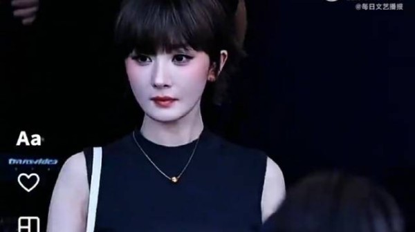 杨幂短发造型好似洋娃娃
