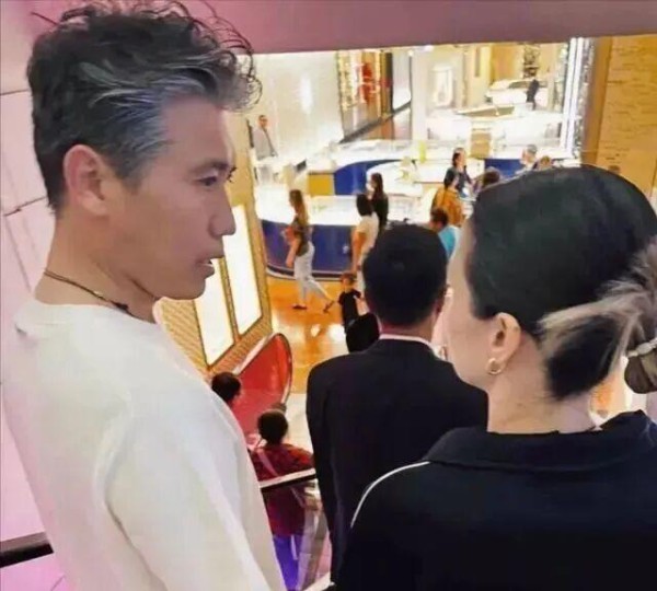 李乃文带妻子在法国购物,夫妻俩一共五个孩子,难怪劝刘宇宁王勉早婚早育