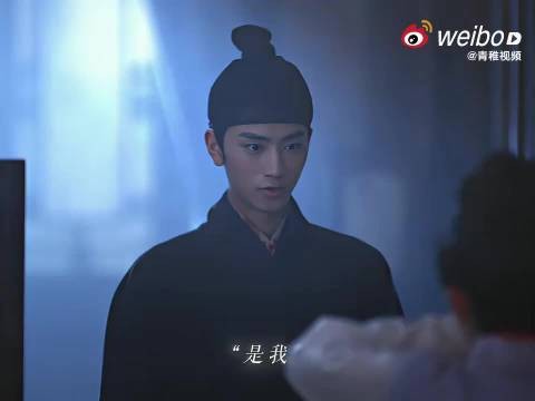 王泓鑫白衣持笛温柔造型,与侍卫英气形象反差强烈
