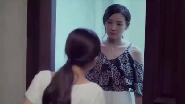 “前妻晚上去前夫家，没想到看到年轻姑娘问是谁，前夫：我媳妇！”
