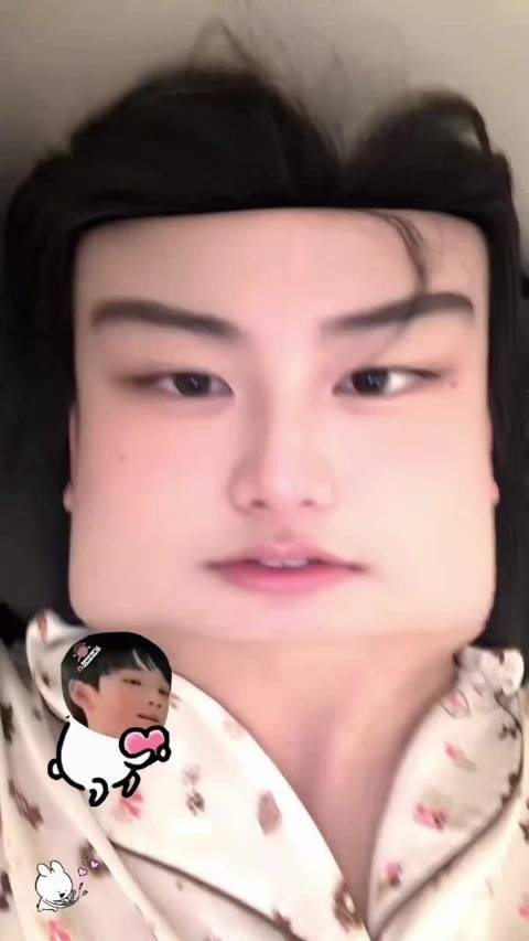 注意看这位九困哥在凌晨又开始玩抖音特效了