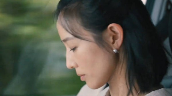 男人把玩着女友的耳垂，却惊讶地发现，女友脖子上多了一条价值百万的项坠