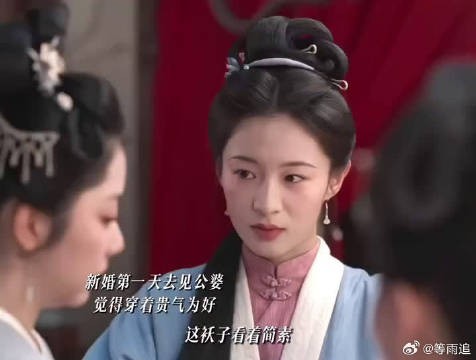 明明自己才是被迫成婚的那一个,许兰香却细心留意玉蝉的心情,这份细腻体贴…