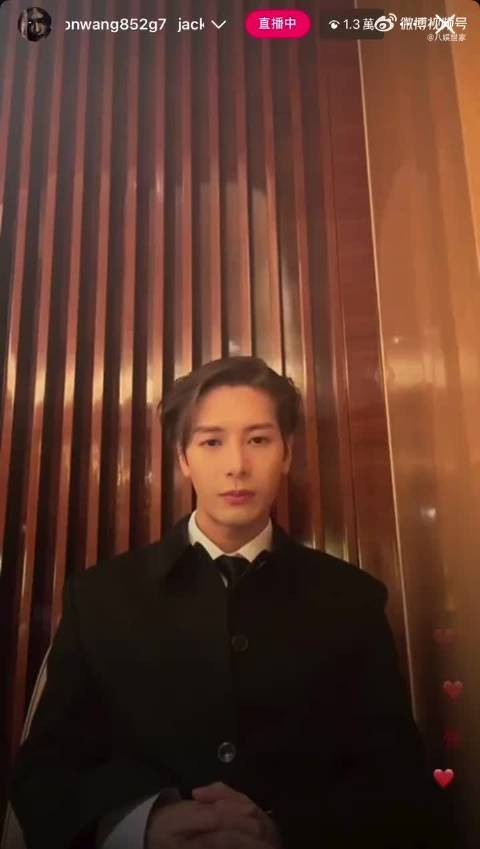 王嘉尔单手扯领带,自然随性荷尔蒙爆棚