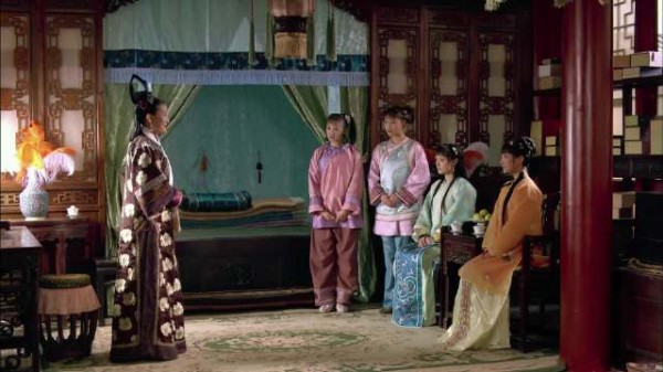 芳若姑姑举华妃例为甄嬛安陵容讲位份，最末一等是官女子