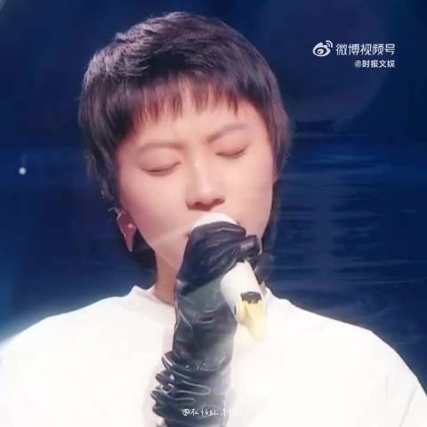 窦靖童狼尾造型,黑西装简单气质取胜