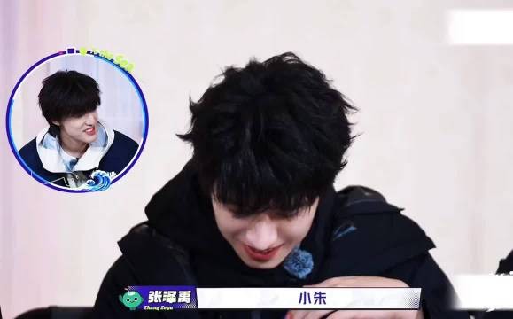 朱志鑫赛场招手从容帅气，少年与成熟气质交织