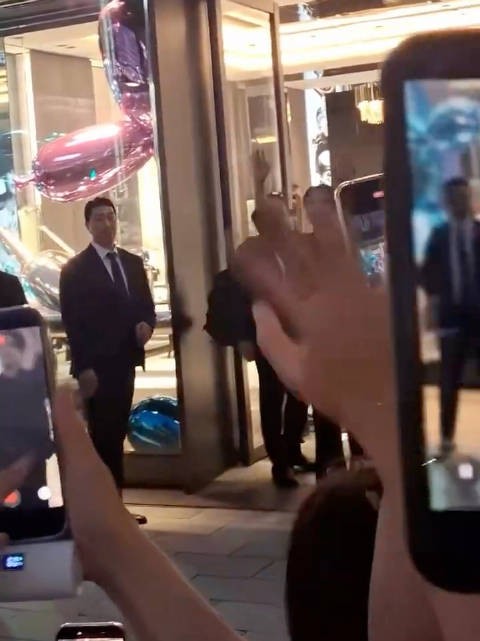 柾国专门出来向粉丝们打招呼，然后又回去了，可爱 260924 Hublot活动