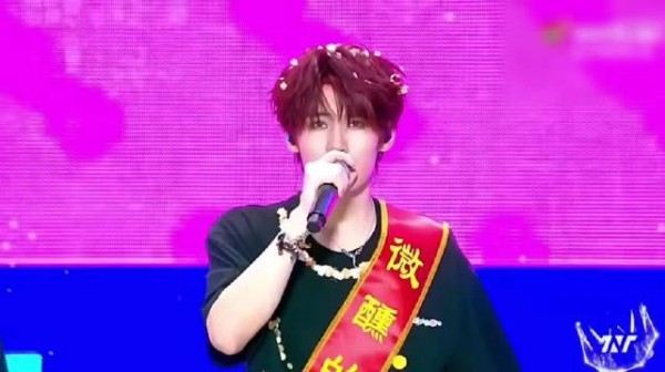 张真源抱彭昱畅唱BGM，彭彭默契接唱