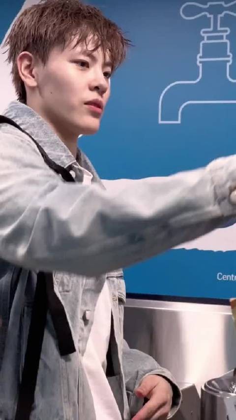 杨舒予抱怨头发状态不佳,但粉丝觉得湿发反耳造型反而增添了一份魅力