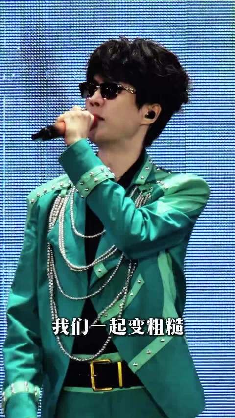 许嵩天津演唱会首站燃爆,荧光灯海全场大合唱