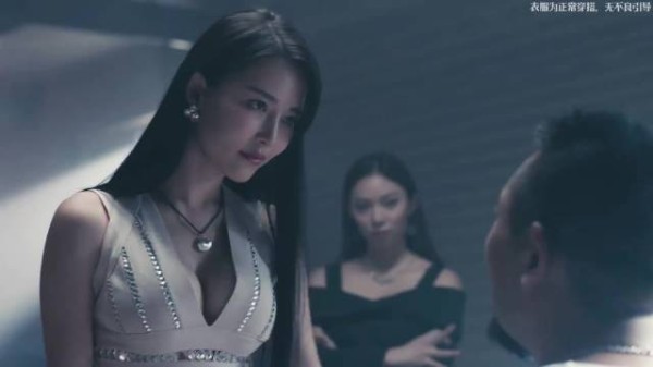 女特工为了逼问出男人的犯罪证据，居然用了这种手段