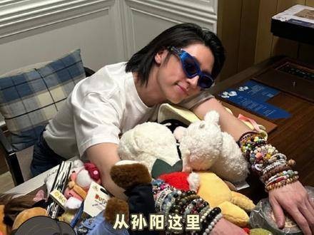 孙阳散发出一种沉静如水的情绪力量，仿佛内心自有一座不摇的山