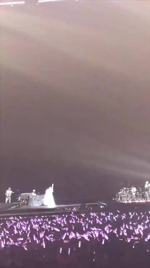 演唱会这个环节不好，带别人老婆的咋办，戴眼镜女生肉眼可见的慌了