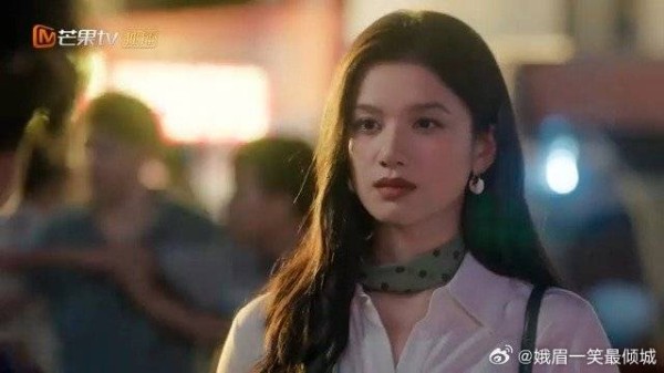 苗靖重回家乡，打扮的太像女明星，老同学都认不出