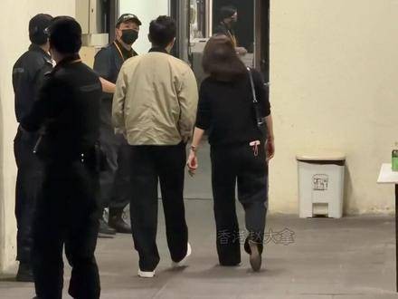 张智霖携手袁咏仪现身红馆,共赏草蜢演唱会盛况