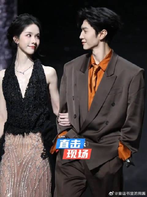 陈都灵陈哲远挽手走红毯,谁懂两人相视一笑这幕,男帅女美好养眼