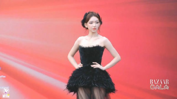 程潇黑羽纱裙化身黑天鹅公主亮相芭莎之夜红毯