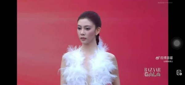 裸背造型亮相芭莎红毯!CC今天杀疯了吧,完全是漂亮的天鹅女神
