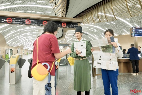 假期首日草堂很闹热,“杜甫”进地铁站当起了客服