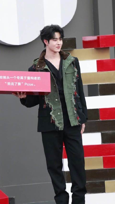 亮相今日的BAZAARGALA2026红毯～ 和道具合影摆pose中