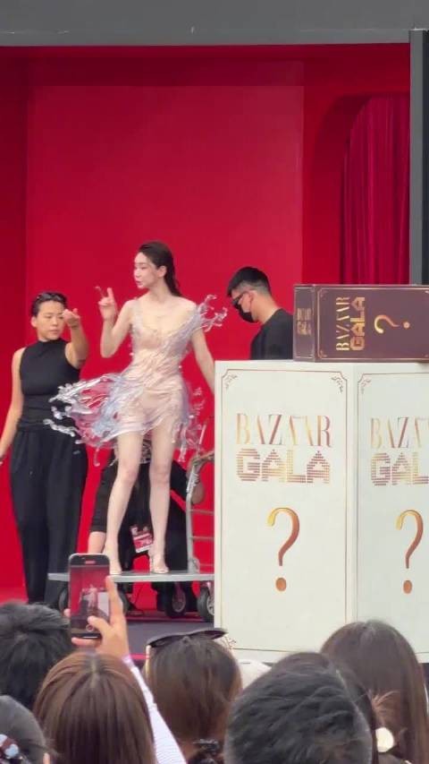 戚薇这衣服,拍照出图好看,现实里看有点子奇怪了,不太上镜啊