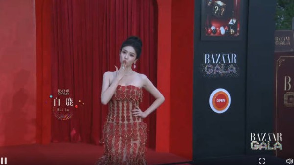 白鹿时尚芭莎红毯 采访全程 红色是我小时候最爱的颜色 大胆做梦吧会实现的