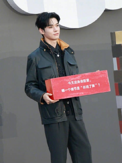 抵达BAZAARGALA2026 红毯，道具合影中